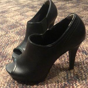 Fioni black faux leather peep toe pumps